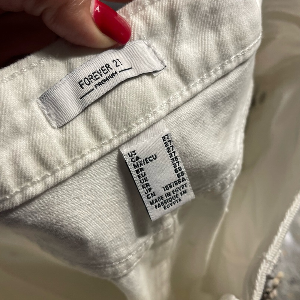 New Women’s white denim Jean 
shorts size 27
Mom shorts 
High rise relaxed - Picture 9 of 9